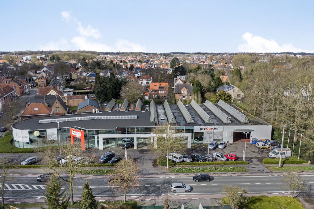 Uniek commercieel huurpand op dé invalsweg van Brugge.