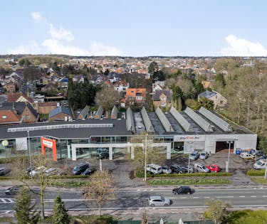 Uniek commercieel huurpand op dé invalsweg van Brugge.