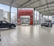 Uniek commercieel huurpand op dé invalsweg van Brugge.