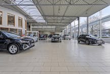 Uniek commercieel huurpand op dé invalsweg van Brugge.