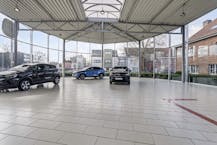 Uniek commercieel huurpand op dé invalsweg van Brugge.