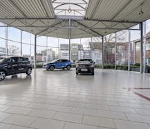 Uniek commercieel huurpand op dé invalsweg van Brugge.