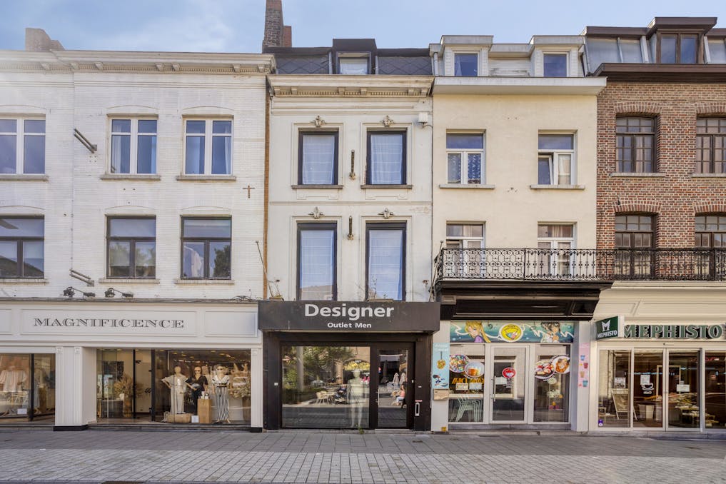 Handelspand met appartement te huur in centrum Kortrijk