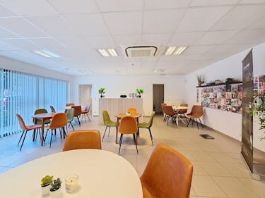 Instapklaar handelspand (94 m²) met parking te huur in Gent