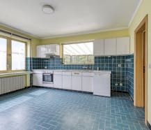 Statige te renoveren villa te koop met zwembad in Zuienkerke