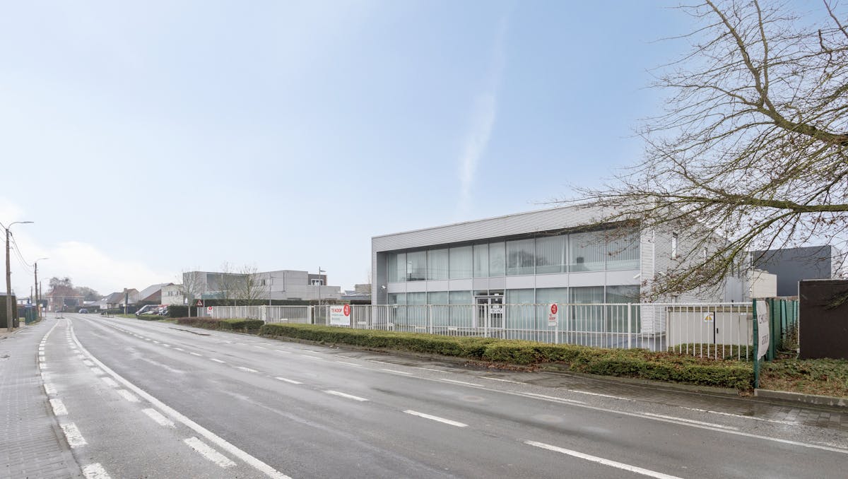 Polyvalent bedrijfsgebouw met ruime parking.