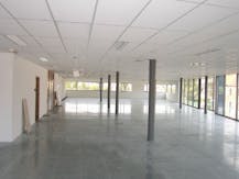 Kantoren (1.200 m²) met goede zichtbaarheid vanaf E40 te Melle