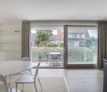 Modern appartement van Rietveld op enkele passen van zee!