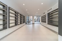 Handelspand met ruime woonst te koop in Veurne-centrum.