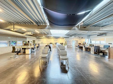 Kantoren (656 m²) met opslagruimte (183 m²) te huur in Melle