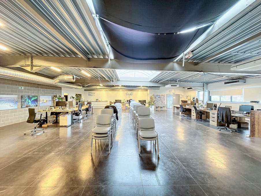 Kantoren (656 m²) met opslagruimte (183 m²) te huur in Melle