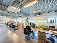 Kantoren (656 m²) met opslagruimte (183 m²) te huur in Melle