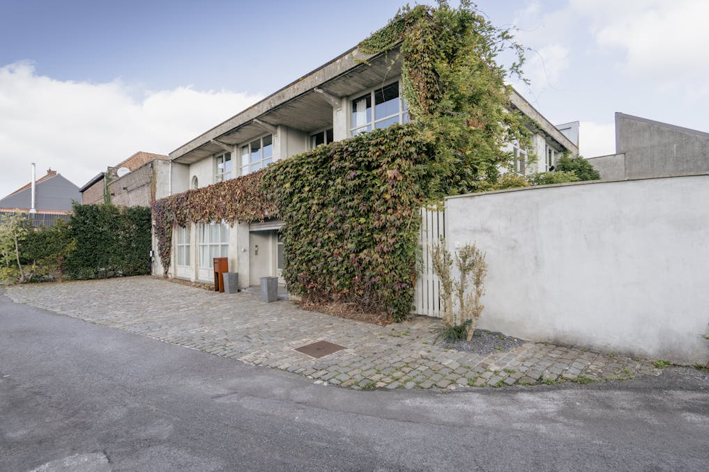 Exclusieve loftwoning met zwembad en loods te koop in Lauwe