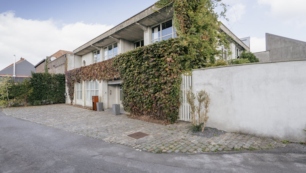 Exclusieve loftwoning met zwembad en loods te koop in Lauwe