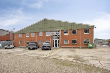 Industriehal (bijna 7000 m²) met kantoren, werkplaatsen en riant magazijn te koop in Bree