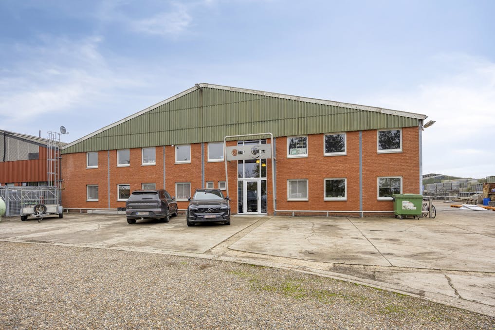 Industriehal (bijna 7000 m²) met kantoren, werkplaatsen en riant magazijn te koop in Bree