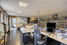 Industriehal (bijna 7000 m²) met kantoren, werkplaatsen en riant magazijn te koop in Bree