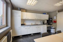 Industriehal (bijna 7000 m²) met kantoren, werkplaatsen en riant magazijn te koop in Bree