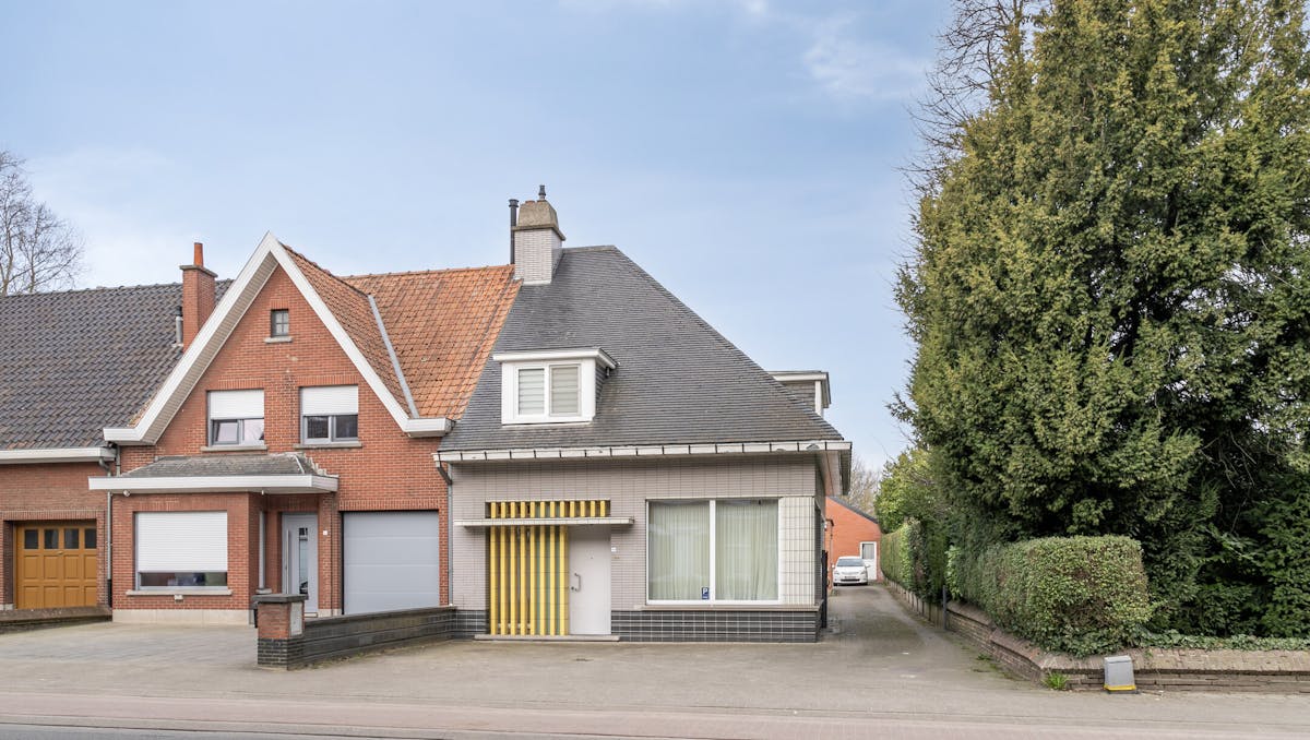 Instapklare gezinswoning met modern magazijn te koop in Kortrijk