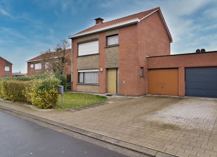 Huis te koop nabij centrum Sint-Eloois-Winkel met 3 slaapkamers en grote tuin.