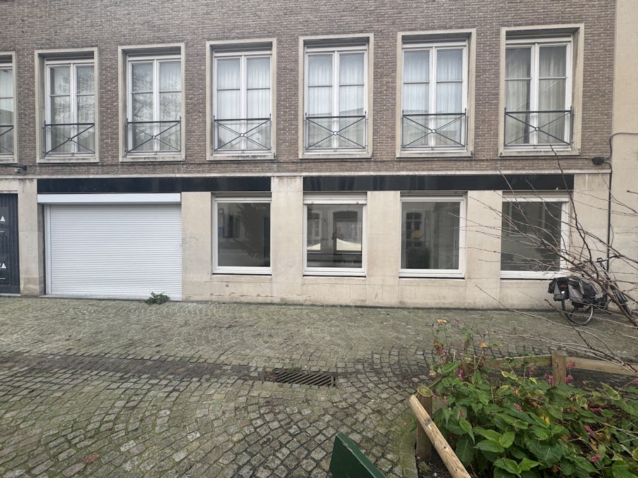 Lichtrijk handelspand (84m²) met royale etalage