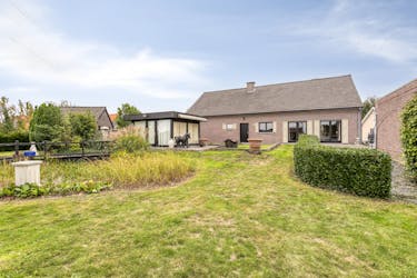 Gelijkvloers huis op ruim perceel te koop in Waregem