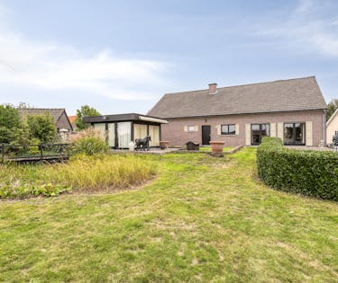 Gelijkvloers huis op ruim perceel te koop in Waregem