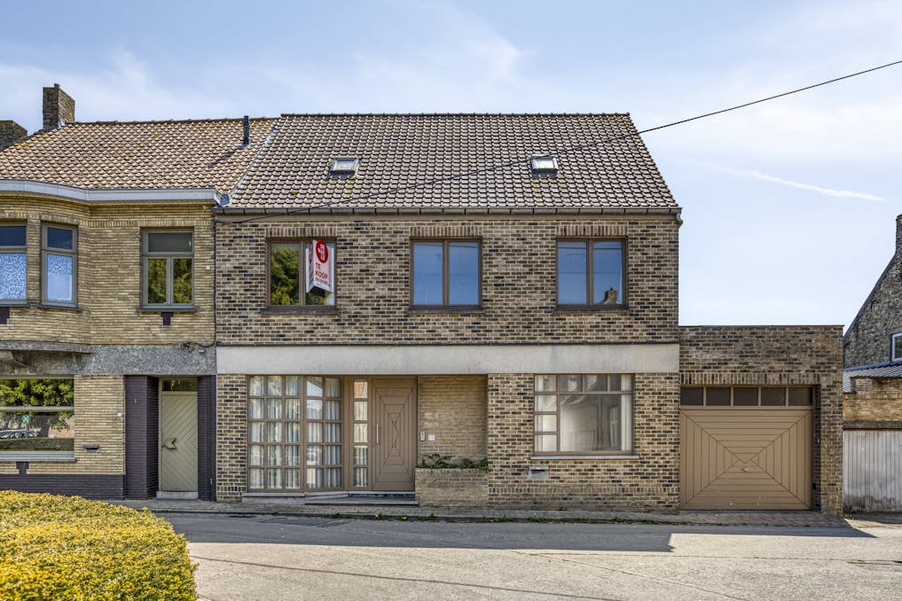 Ruime woning met 5 slaapkamers, tuin en garage te Lo-Reninge.