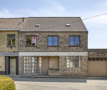 Ruime woning met 5 slaapkamers, tuin en garage te Lo-Reninge.