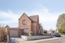 Op te frissen huis in het centrum van Kruibeke met garage