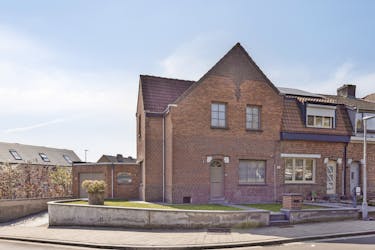 Op te frissen huis in het centrum van Kruibeke met garage