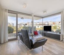 Modern appartement van Rietveld vlakbij zee in Sint-Idesbald