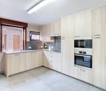 Huis met 2 slaapkamers, koer en garage in Krombeke
