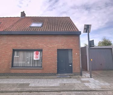 Huis met 2 slaapkamers, koer en garage in Krombeke