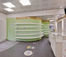 Commerciële ruimte met duplex-appartement te koop in Evere