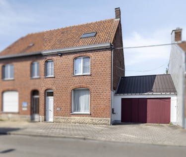 Zeer ruim huis met dubbele garage en leuke tuin in Izegem