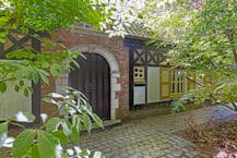 Karaktervolle villa met bijgebouw te koop in Schilde