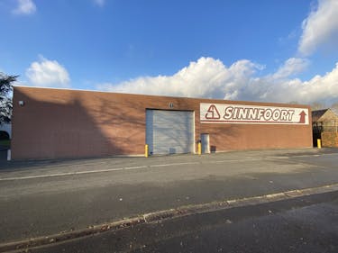 Loods op commerciële ligging nabij afrit E403 in Roeselare