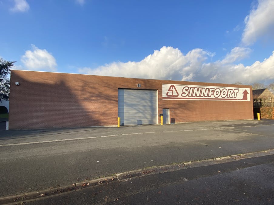 Loods op commerciële ligging nabij afrit E403 in Roeselare