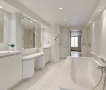 Woning met handelsgelijkvloers, atelier en garages te Veurne