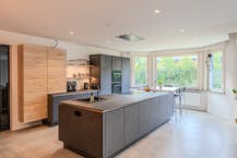 Huis te koop met zes slaapkamers en zongerichte tuin.