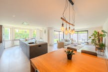 Huis te koop met zes slaapkamers en zongerichte tuin.