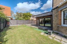 Huis te koop met zes slaapkamers en zongerichte tuin.