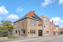 Huis te koop met zes slaapkamers en zongerichte tuin.