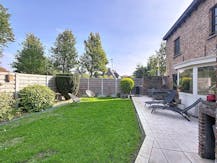 Huis met 2-3 slaapkamers, garage en loods in Assebroek 