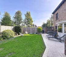 Huis met 2-3 slaapkamers, garage en loods in Assebroek