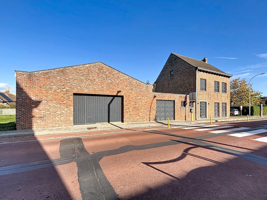 Huis met 2-3 slaapkamers, garage en loods in Assebroek 