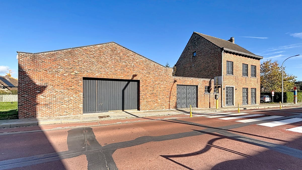 Huis met 2-3 slaapkamers, garage en loods in Assebroek