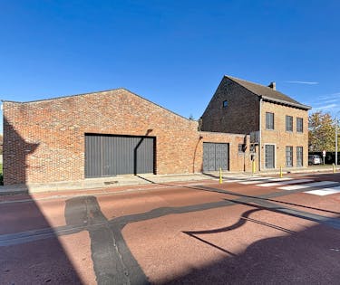Huis met 2-3 slaapkamers, garage en loods in Assebroek