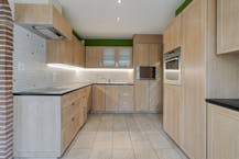 Huis met 2-3 slaapkamers, garage en loods in Assebroek